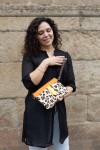Bolso Soruka Nikki en piel sostenible, con animal print de leopardo y detalles en naranja y amarillo. Bolso Soruka Nikki en piel sostenible, con animal print de leopardo y detalles en naranja y amarillo.