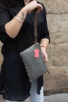 Bolso Soruka Nikki en piel sostenible, con animal print de leopardo y detalles en naranja y amarillo. Bolso Soruka Nikki en piel sostenible, con animal print de leopardo y detalles en naranja y amarillo.