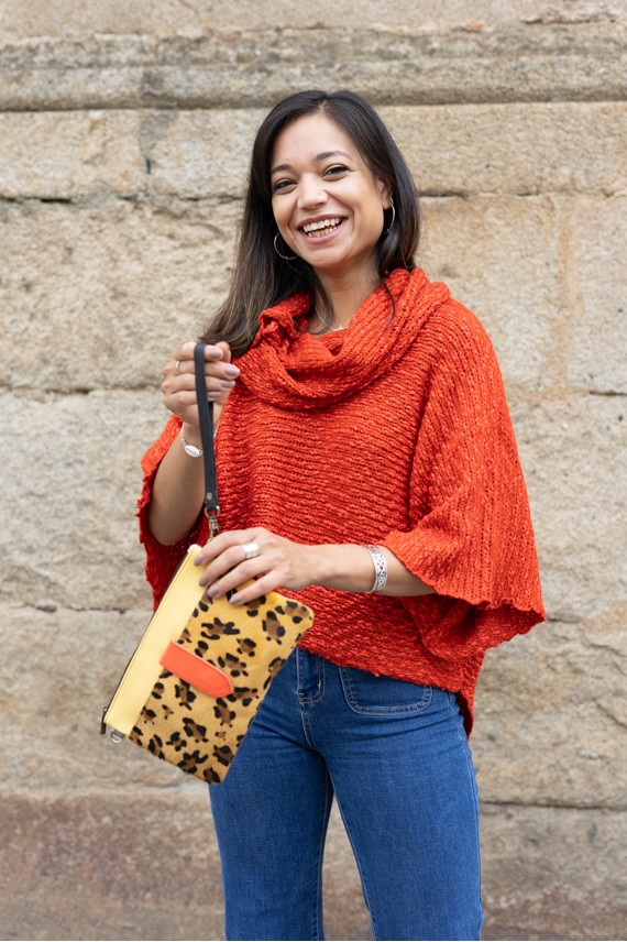 Bolso Soruka Nikki en piel sostenible, con animal print de leopardo y detalles en amarillo. Bolso Soruka Nikki en piel sostenible, con animal print de leopardo y detalles en amarillo.