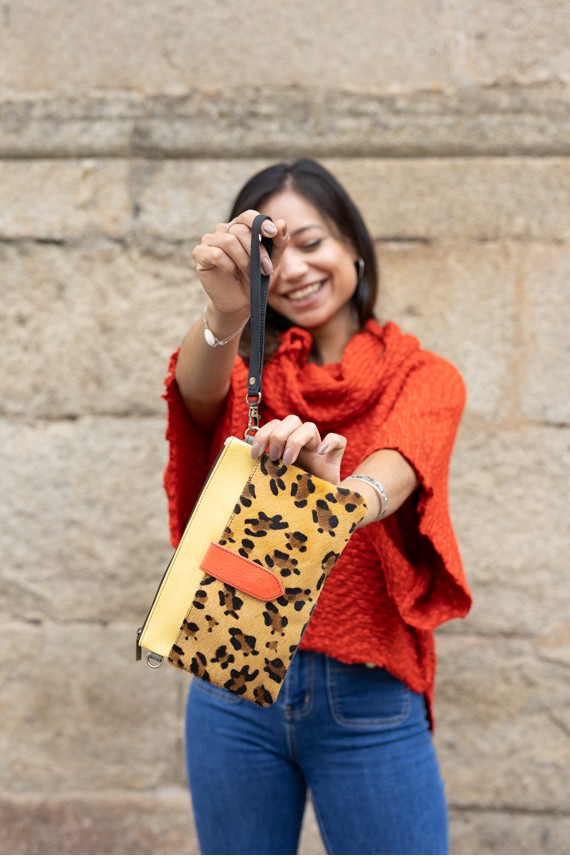 Bolso Soruka Nikki en piel sostenible, con animal print de leopardo y detalles en amarillo. Bolso Soruka Nikki en piel sostenible, con animal print de leopardo y detalles en amarillo.