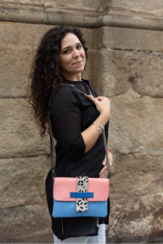 Bolso Soruka Lucía en piel sostenible, tonos rosa y azul con lengüeta reversible y detalle animal print. Bolso Soruka Lucía en piel sostenible, tonos rosa y azul con lengüeta reversible y detalle animal print.