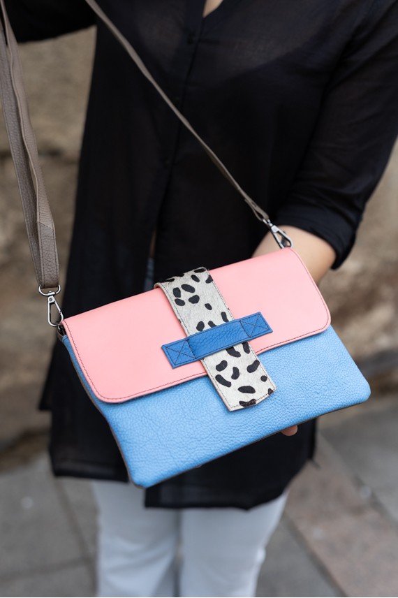 Bolso Soruka Lucía en piel sostenible, tonos rosa y azul con lengüeta reversible y detalle animal print. Bolso Soruka Lucía en piel sostenible, tonos rosa y azul con lengüeta reversible y detalle animal print.
