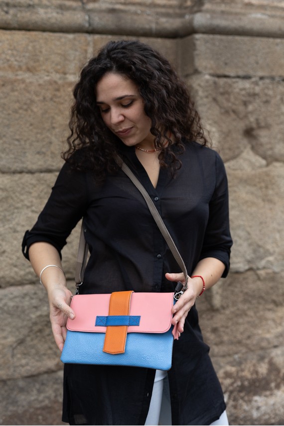 Bolso Soruka Lucía en piel sostenible, tonos rosa y azul con lengüeta reversible y detalle animal print. Bolso Soruka Lucía en piel sostenible, tonos rosa y azul con lengüeta reversible y detalle animal print.