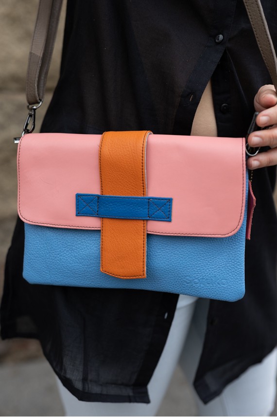 Bolso Soruka Lucía en piel sostenible, tonos rosa y azul con lengüeta reversible y detalle animal print. Bolso Soruka Lucía en piel sostenible, tonos rosa y azul con lengüeta reversible y detalle animal print.