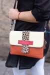 Bolso Soruka Lucía en piel sostenible, colores naranja y crema con lengüeta reversible de leopardo. Bolso Soruka Lucía en piel sostenible, colores naranja y crema con lengüeta reversible de leopardo.