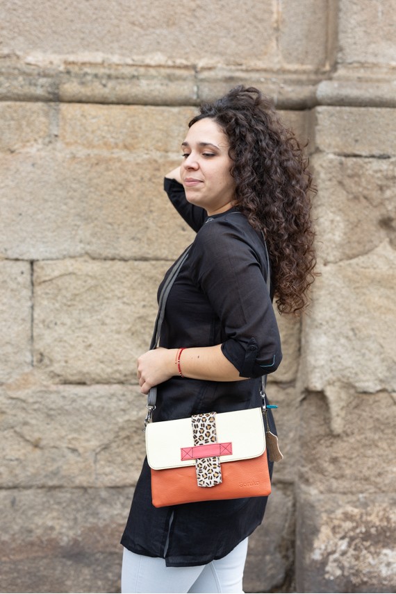 Bolso Soruka Lucía en piel sostenible, colores naranja y crema con lengüeta reversible de leopardo. Bolso Soruka Lucía en piel sostenible, colores naranja y crema con lengüeta reversible de leopardo.