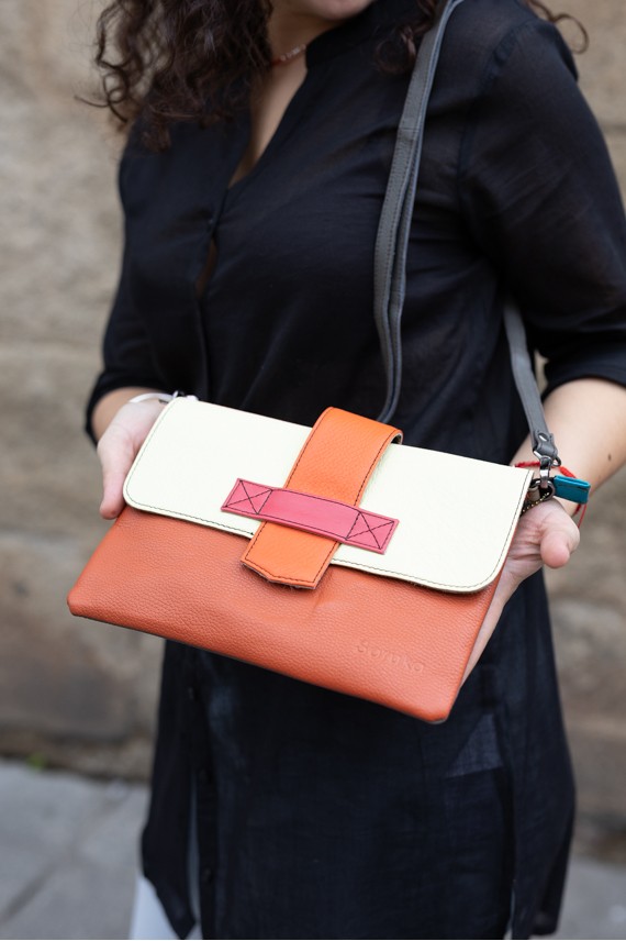 Bolso Soruka Lucía en piel sostenible, colores naranja y crema con lengüeta reversible de leopardo. Bolso Soruka Lucía en piel sostenible, colores naranja y crema con lengüeta reversible de leopardo.
