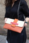 Bolso Soruka Lucía en piel sostenible, colores naranja y crema con lengüeta reversible de leopardo. Bolso Soruka Lucía en piel sostenible, colores naranja y crema con lengüeta reversible de leopardo.
