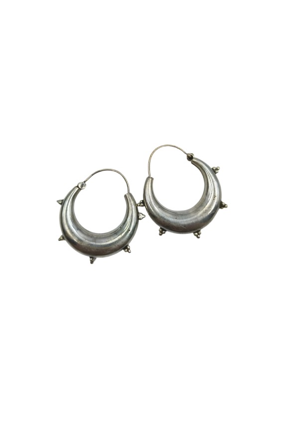Pendientes aro Bali en plata de ley con bolitas decorativas, estilo boho étnico de Samarkanda. Pendientes aro Bali en plata de ley con bolitas decorativas, estilo boho étnico de Samarkanda.