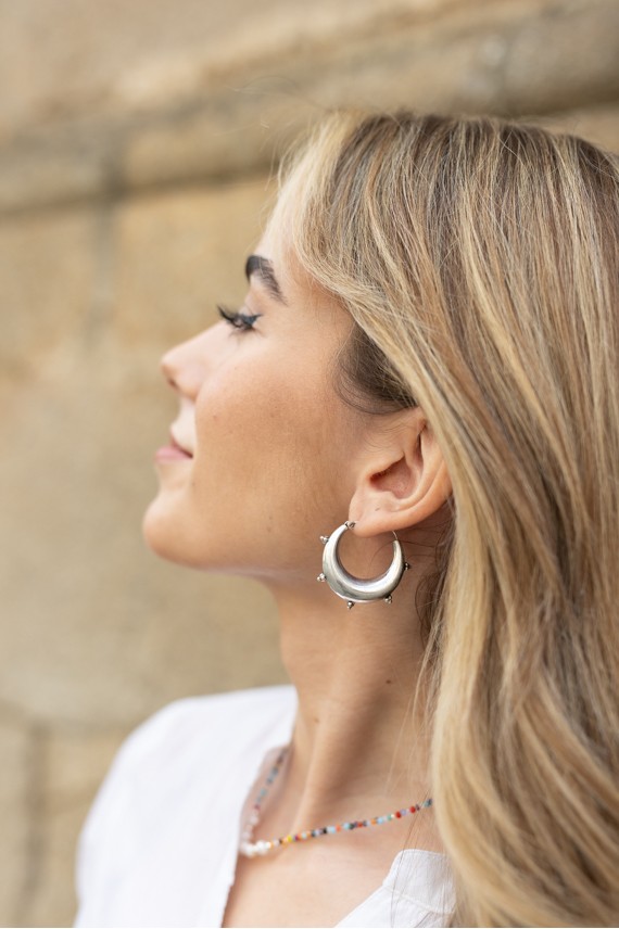 Pendientes aro Bali en plata de ley con bolitas decorativas, estilo boho étnico de Samarkanda. Pendientes aro Bali en plata de ley con bolitas decorativas, estilo boho étnico de Samarkanda.