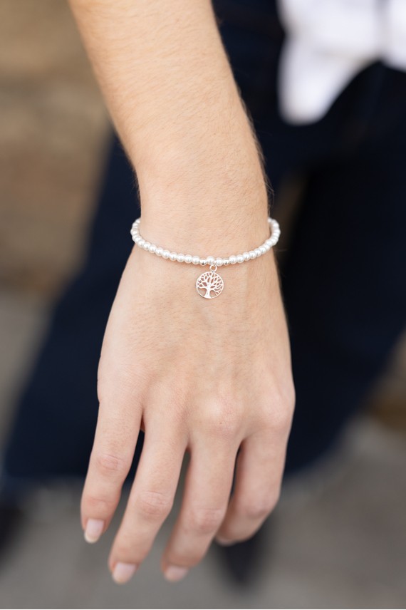 Pulsera en plata de ley con bolitas de perla y colgante Árbol de la Vida, símbolo de fuerza y crecimiento. Pulsera en plata de ley con bolitas de perla y colgante Árbol de la Vida, símbolo de fuerza y crecimiento.