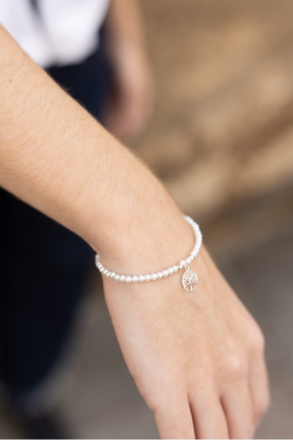 Pulsera en plata de ley con bolitas de perla y colgante Árbol de la Vida, símbolo de fuerza y crecimiento. Pulsera en plata de ley con bolitas de perla y colgante Árbol de la Vida, símbolo de fuerza y crecimiento.