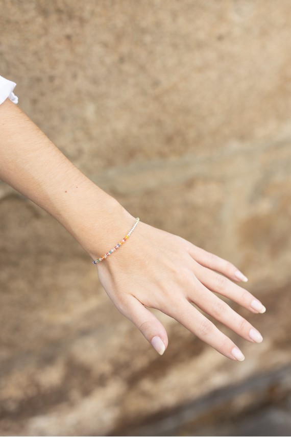 Pulsera en plata de ley con piedras semipreciosas cristalizadas multicolor y bolitas centrales en plata. Pulsera en plata de ley con piedras semipreciosas cristalizadas multicolor y bolitas centrales en plata.