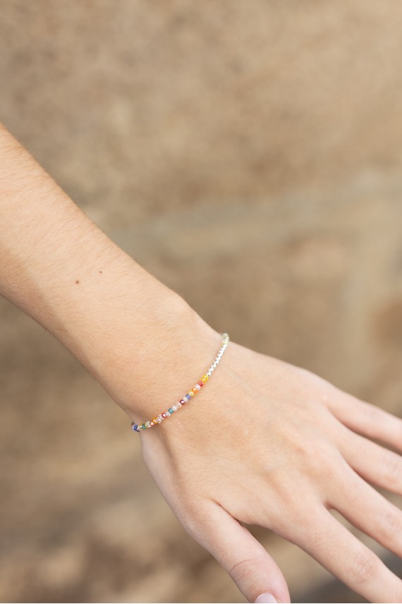 Pulsera en plata de ley con piedras semipreciosas cristalizadas multicolor y bolitas centrales en plata. Pulsera en plata de ley con piedras semipreciosas cristalizadas multicolor y bolitas centrales en plata.