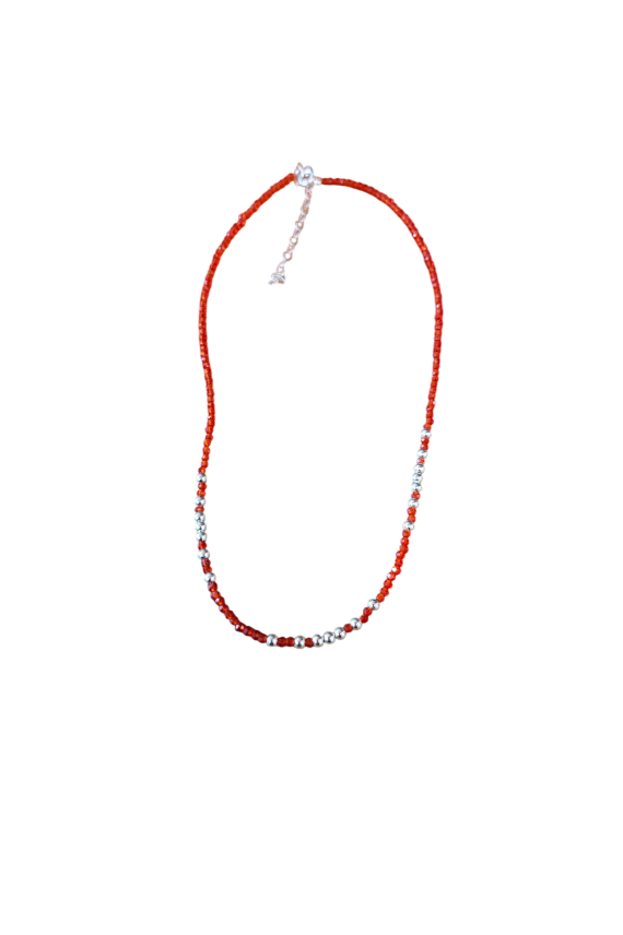 Gargantilla en plata de ley con piedras semipreciosas rojas y bolitas centrales en plata, diseño artesanal de Samarkanda. Gargantilla en plata de ley con piedras semipreciosas rojas y bolitas centrales en plata, diseño artesanal de Samarkanda.