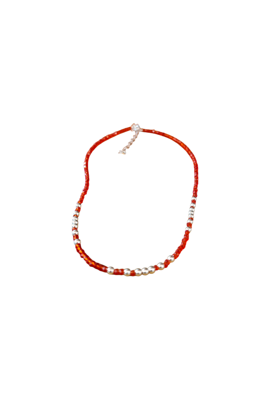 Gargantilla en plata de ley con piedras semipreciosas rojas y bolitas centrales en plata, diseño artesanal de Samarkanda. Gargantilla en plata de ley con piedras semipreciosas rojas y bolitas centrales en plata, diseño artesanal de Samarkanda.