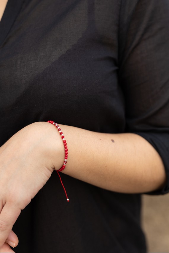 Pulsera de macramé con piedras semipreciosas rojas y bolitas de plata, ajustable con nudo corredizo. Pulsera de macramé con piedras semipreciosas rojas y bolitas de plata, ajustable con nudo corredizo.