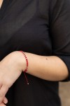 Pulsera de macramé con piedras semipreciosas rojas y bolitas de plata, ajustable con nudo corredizo. Pulsera de macramé con piedras semipreciosas rojas y bolitas de plata, ajustable con nudo corredizo.
