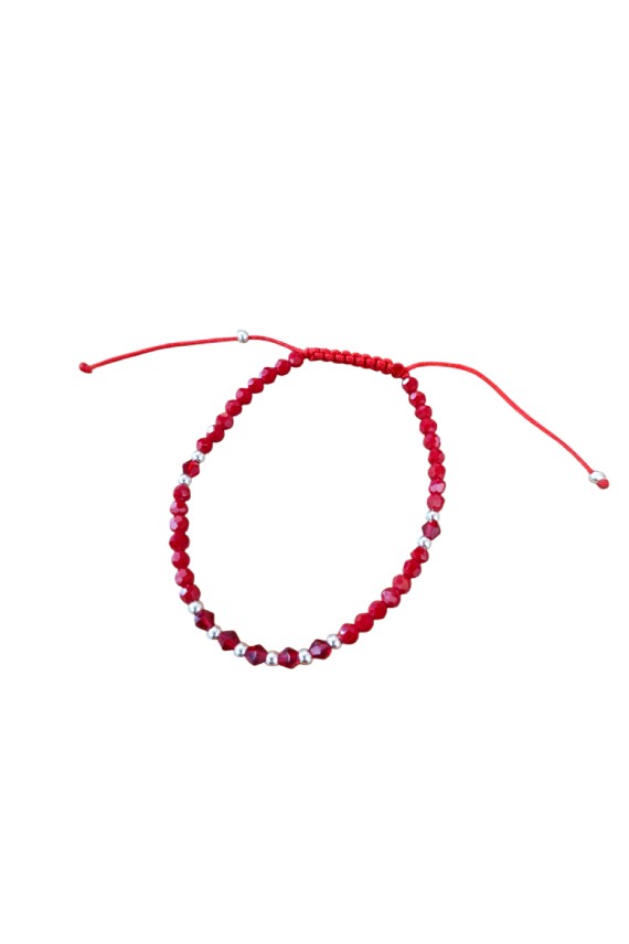 Pulsera de macramé con piedras semipreciosas rojas y bolitas de plata, ajustable con nudo corredizo. Pulsera de macramé con piedras semipreciosas rojas y bolitas de plata, ajustable con nudo corredizo.