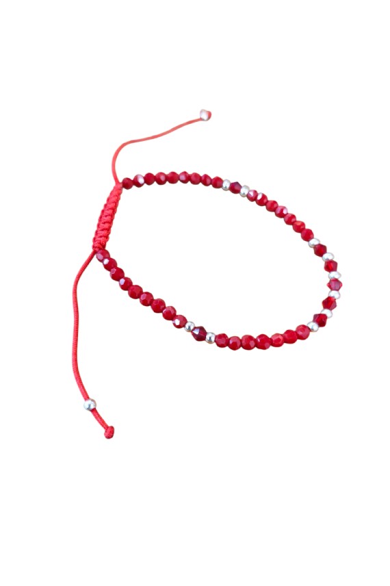 Pulsera de macramé con piedras semipreciosas rojas y bolitas de plata, ajustable con nudo corredizo. Pulsera de macramé con piedras semipreciosas rojas y bolitas de plata, ajustable con nudo corredizo.