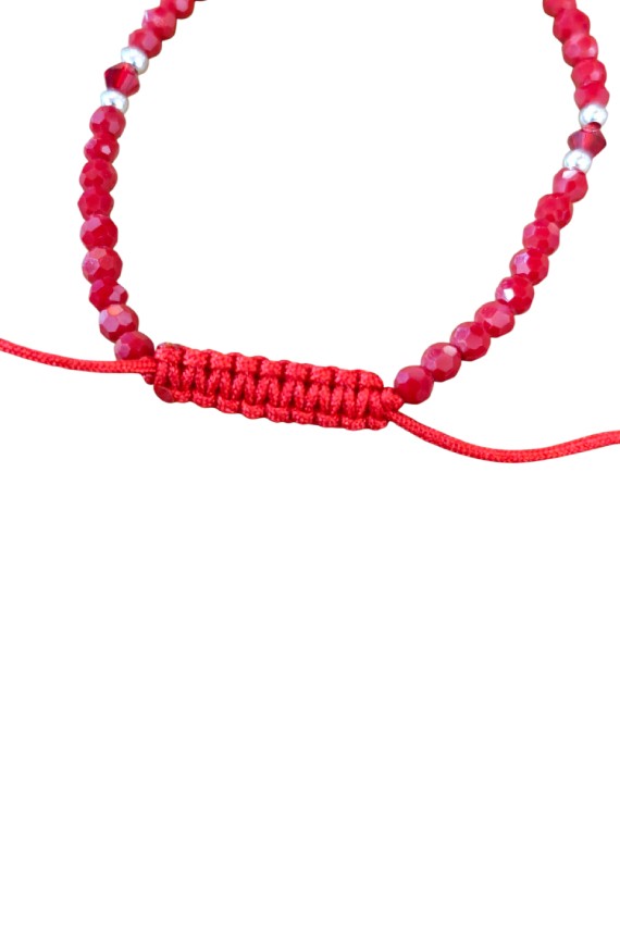 Pulsera de macramé con piedras semipreciosas rojas y bolitas de plata, ajustable con nudo corredizo. Pulsera de macramé con piedras semipreciosas rojas y bolitas de plata, ajustable con nudo corredizo.