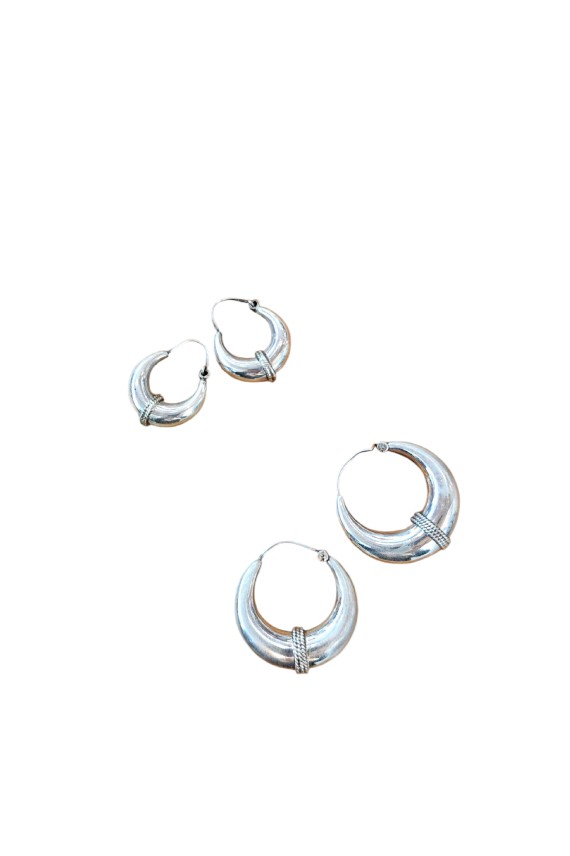 Aros de plata estilo bali huecos con detalle trenzado al centro, disponibles en dos tamaños. Aros de plata estilo bali huecos con detalle trenzado al centro, disponibles en dos tamaños.