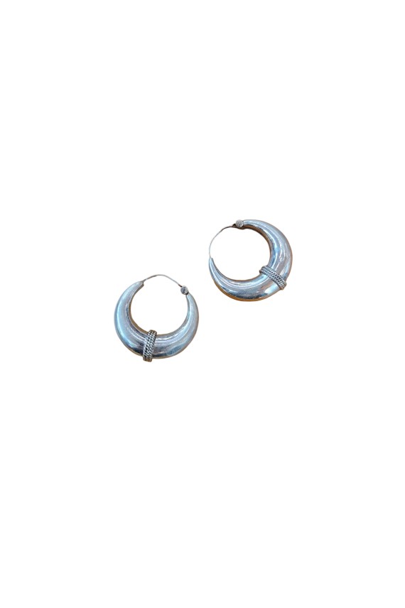 Aros de plata estilo bali huecos con detalle trenzado al centro, disponibles en dos tamaños. Aros de plata estilo bali huecos con detalle trenzado al centro, disponibles en dos tamaños.