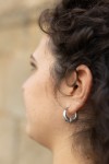 Aros de plata estilo bali huecos con detalle trenzado al centro, disponibles en dos tamaños. Aros de plata estilo bali huecos con detalle trenzado al centro, disponibles en dos tamaños.
