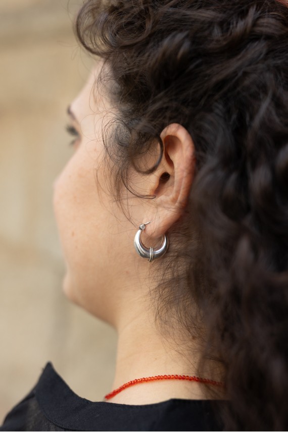Aros de plata estilo bali huecos con detalle trenzado al centro, disponibles en dos tamaños. Aros de plata estilo bali huecos con detalle trenzado al centro, disponibles en dos tamaños.
