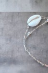Pulsera en plata de ley con doble cadena, concha cauri natural y dos circonitas blancas, diseño artesanal de Samarkanda. Pulsera en plata de ley con doble cadena, concha cauri natural y dos circonitas blancas, diseño artesanal de Samarkanda.