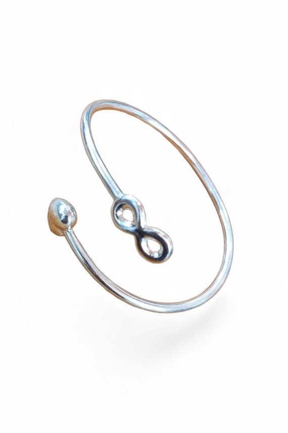 Pulsera de aro rígido en plata de ley con corazón e infinito en los extremos, símbolo de amor eterno. Pulsera de aro rígido en plata de ley con corazón e infinito en los extremos, símbolo de amor eterno.