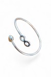 Pulsera de aro rígido en plata de ley con corazón e infinito en los extremos, símbolo de amor eterno. Pulsera de aro rígido en plata de ley con corazón e infinito en los extremos, símbolo de amor eterno.