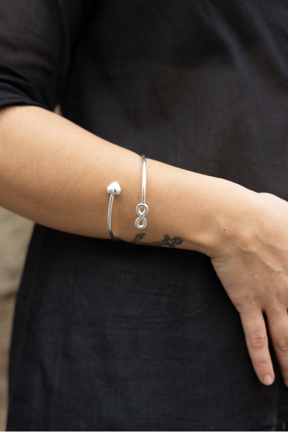 Pulsera de aro rígido en plata de ley con corazón e infinito en los extremos, símbolo de amor eterno. Pulsera de aro rígido en plata de ley con corazón e infinito en los extremos, símbolo de amor eterno.