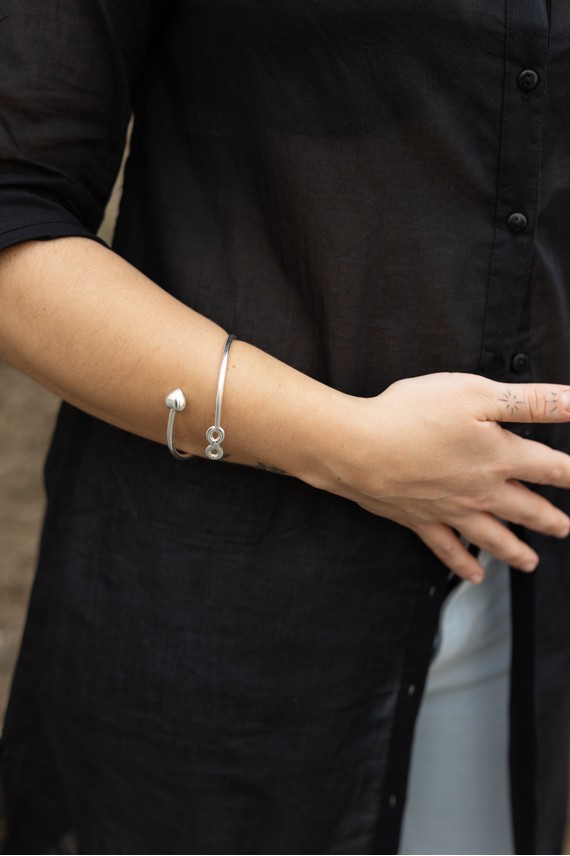 Pulsera de aro rígido en plata de ley con corazón e infinito en los extremos, símbolo de amor eterno. Pulsera de aro rígido en plata de ley con corazón e infinito en los extremos, símbolo de amor eterno.