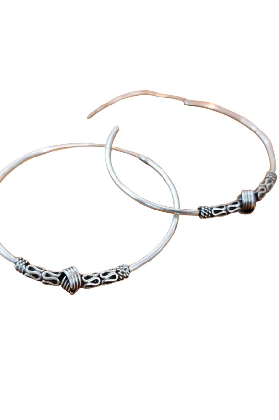 Aros de plata estilo bali con detalle de muelles y nudo central, cierre africano, diseño artesanal. Aros de plata estilo bali con detalle de muelles y nudo central, cierre africano, diseño artesanal.