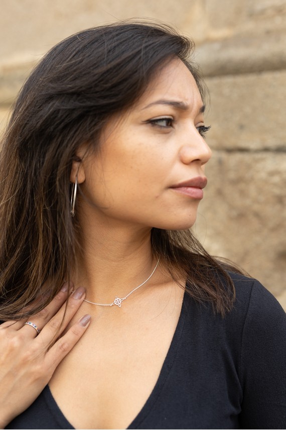 Collar en plata de ley con colgante de nudo de brujas, símbolo celta de protección.