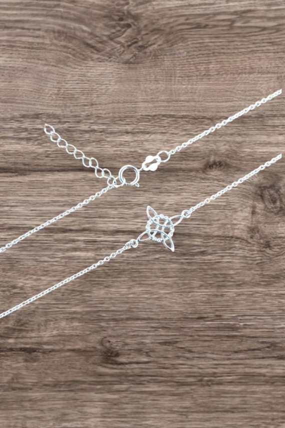 Collar en plata de ley con colgante de nudo de brujas, símbolo celta de protección.