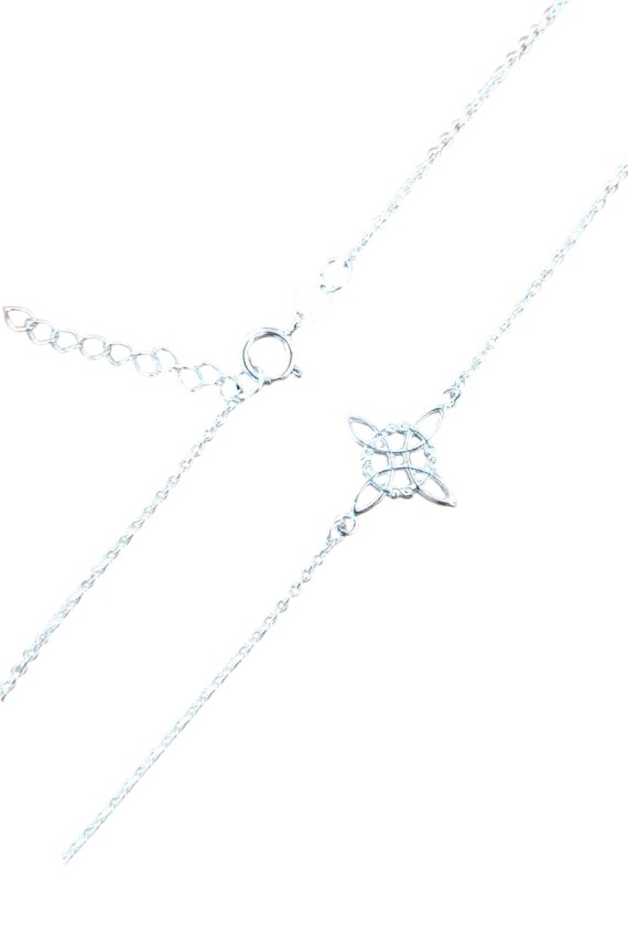 Collar en plata de ley con colgante de nudo de brujas, símbolo celta de protección.