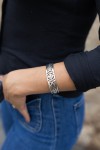 Brazalete rígido de plata de ley con trenzado celta y nudo de brujas calado, hecho a mano en India. Brazalete rígido de plata de ley con trenzado celta y nudo de brujas calado, hecho a mano en India.