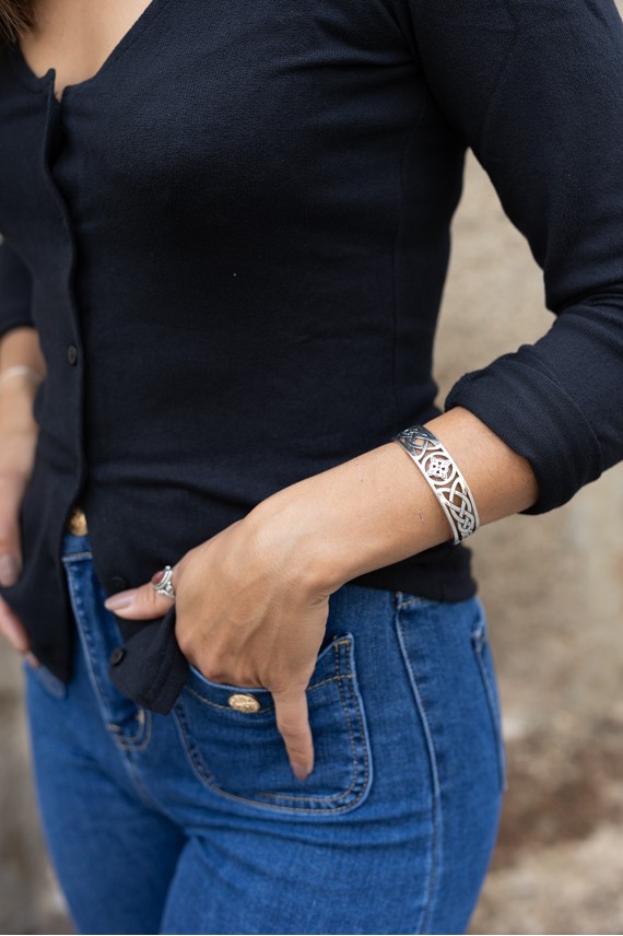 Brazalete rígido de plata de ley con trenzado celta y nudo de brujas calado, hecho a mano en India. Brazalete rígido de plata de ley con trenzado celta y nudo de brujas calado, hecho a mano en India.