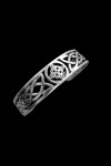 Brazalete rígido de plata de ley con trenzado celta y nudo de brujas calado, hecho a mano en India. Brazalete rígido de plata de ley con trenzado celta y nudo de brujas calado, hecho a mano en India.
