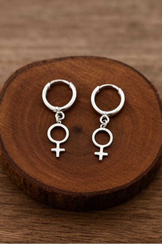 Pendientes aro en plata de ley con colgante del símbolo femenino, diseño artesanal de Samarkanda. Pendientes aro en plata de ley con colgante del símbolo femenino, diseño artesanal de Samarkanda.