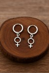 Pendientes aro en plata de ley con colgante del símbolo femenino, diseño artesanal de Samarkanda. Pendientes aro en plata de ley con colgante del símbolo femenino, diseño artesanal de Samarkanda.
