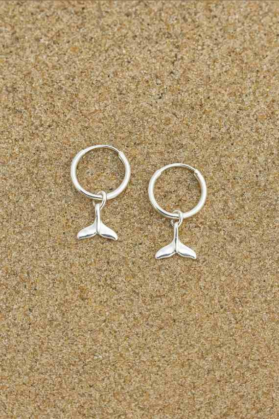 Pendientes de aro en plata de ley con colgante de cola de ballena, diseño artesanal Samarkanda. Pendientes de aro en plata de ley con colgante de cola de ballena, diseño artesanal Samarkanda.