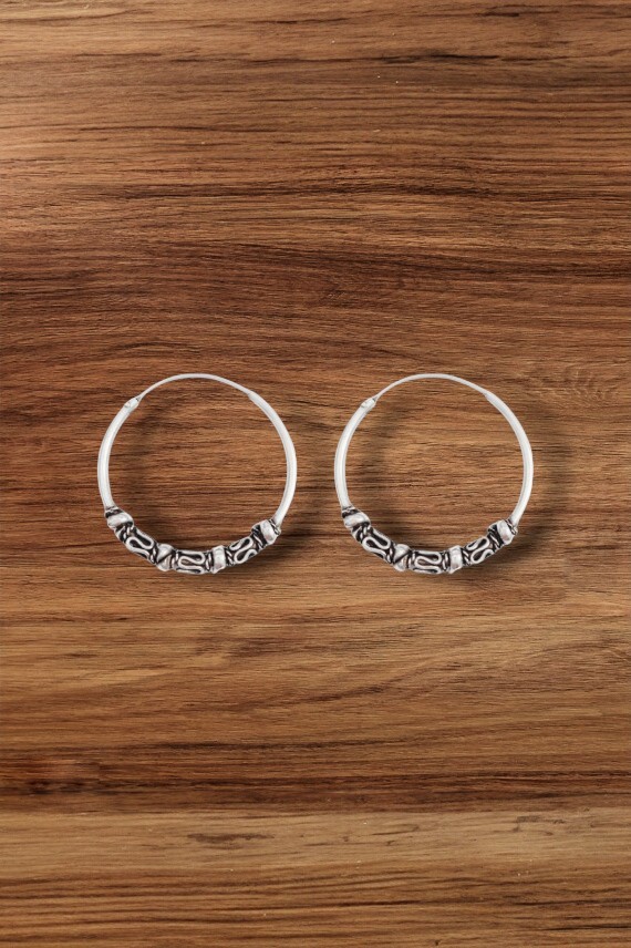Pendientes aro Bali de plata de ley 925 labrados con diseño étnico artesanal, joya boho chic Samarkanda. Pendientes aro Bali de plata de ley 925 labrados con diseño étnico artesanal, joya boho chic Samarkanda.