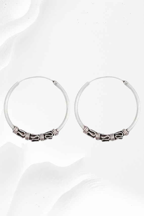 Pendientes aro Bali de plata de ley 925 labrados con detalles oxidados y diseño artesanal boho, joya Samarkanda. Pendientes aro Bali de plata de ley 925 labrados con detalles oxidados y diseño artesanal boho, joya Samarkanda.