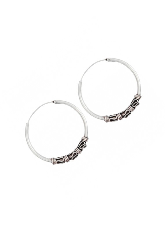 Pendientes aro Bali de plata de ley 925 labrados con detalles oxidados y diseño artesanal boho, joya Samarkanda. Pendientes aro Bali de plata de ley 925 labrados con detalles oxidados y diseño artesanal boho, joya Samarkanda.