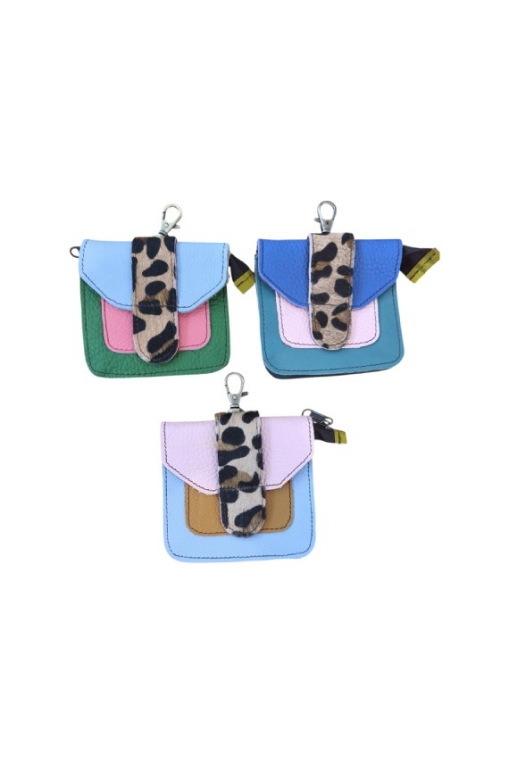 Monedero mini de piel reciclada con solapa print leopardo y mosquetón, accesorio artesanal Samarkanda.