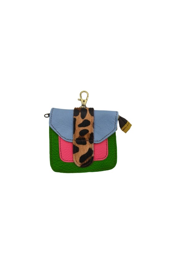 Monedero mini de piel reciclada con solapa print leopardo y mosquetón, accesorio artesanal Samarkanda.