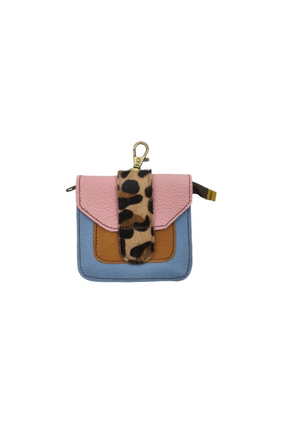 Monedero mini de piel reciclada con solapa print leopardo y mosquetón, accesorio artesanal Samarkanda.